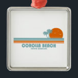 Corolla Beach North Carolina Sun Palm Trees Ornament Aus Metall<br><div class="desc">Das Hotel liegt im Außenviertel von North Carolina Corolla Beach und bietet seinen Besuchern makellose Strände mit gemütlichen Retreats und atemberaubender Landschaft. Entlang des Strandes können Sie die einzigartigen Wildpferde,  den kolonialen spanischen Mustang - die wahren Schätze der Insel,  bewundern und mit ihnen eine geführte Tour machen.</div>