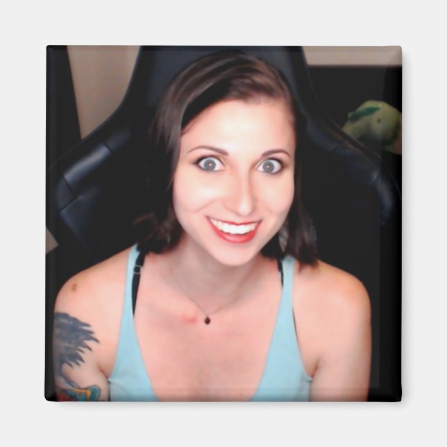 Cosmic Crazy Gamer Girlfriend Magnet (Vorne)