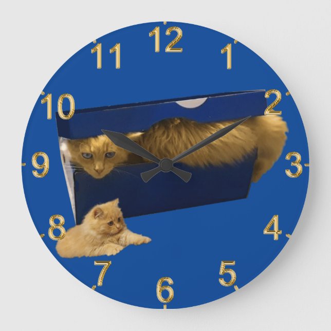 "Cosy Hideaway: The Ginger Cat in the Showbox" Große Wanduhr (Vorderseite)