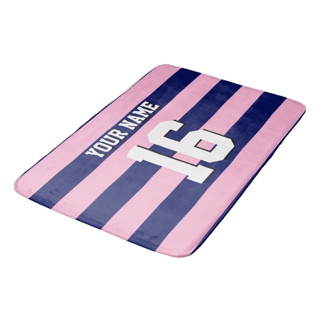 Cot Candy Pink Navy Blue Team Jersey Preppy Strip Badematte (Schrägansicht)