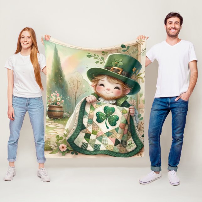 Cottage Leprechaun Patchwork Quilt Scene Fleecedecke (Beispiel)