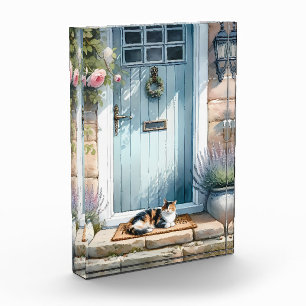 Cottagecore-Blumenveranda mit dreifarbiger Katze  Fotoblock