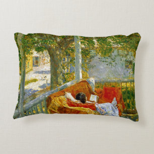 Couch auf der Porch, Cos Cob von Frederick Hassam Dekokissen