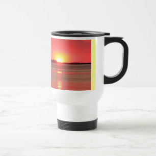 Coucher de soleil sur la tasse d'eau