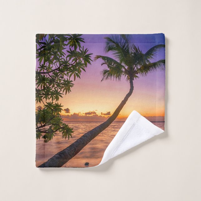 Coucher du soleil au-dessus d'île de palmier (Gant de toilette)