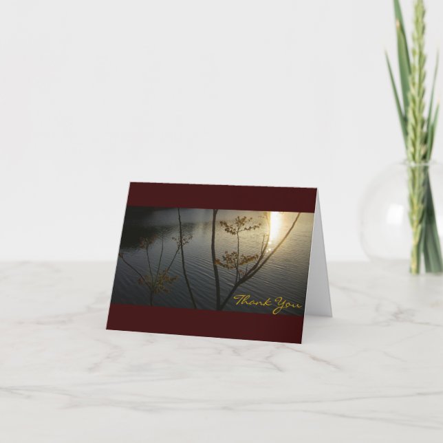 Coucher du soleil sur le merci d'ondulations pour (Devant)