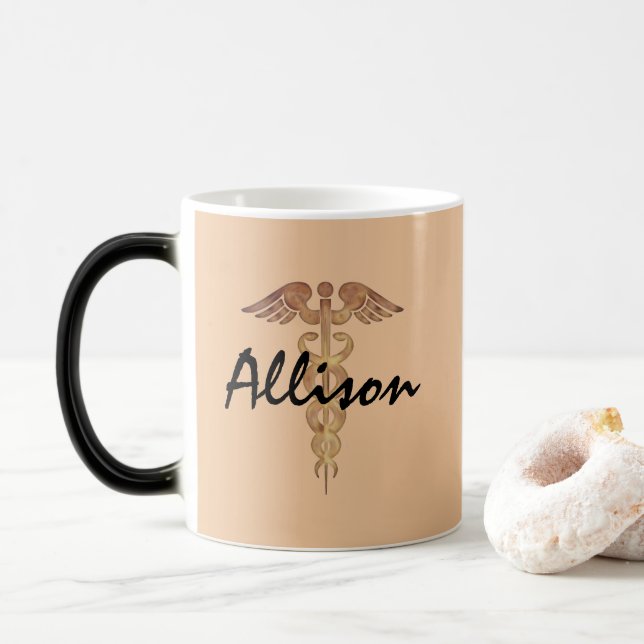 Couleur d'infirmière changeant la tasse magique (Avec donut)