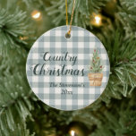 "Country Christmas" Skriptname Green Kariert Keramik Ornament<br><div class="desc">Hübsche rustikale/Land/Bauernhaus aussehen "Landweihnachtsbaumschmuck" mit personalisiertem Namen und Jahr. Von einem Baum umgeben. So albern. Süß und gemütlich. Ich habe das Liebe und ich weiß,  dass auch Sie es werden. Ich habe es genossen,  dieses Design nur für Sie zu erstellen.</div>
