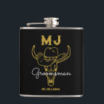Country Cowboy Personalisierte Trauzeugen Monogram Flachmann<br><div class="desc">Personalisierte Geschenke für Trauzeugen mit alten Western Cowboy Thema. Dekoriert mit Cowboyhut mit Vintagem Western Schriftart. Text- und Hintergrundfarbe können mit dem Design-Tool bearbeitet werden,  um Ihren Bedürfnissen gerecht zu werden. Holen Sie sich dieses individuelles Geschenk für Hochzeiten,  Bachelor-Party,  Verlobungsfeier oder andere besondere Anlässe.</div>