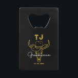 Country Cowboy Personalisierte Trauzeugen Monogram Geldbeutel Flaschenöffner<br><div class="desc">Personalisierte Geschenke für Trauzeugen mit alten Western Cowboy Thema. Dekoriert mit Cowboyhut mit Vintagem Western Schriftart. Text- und Hintergrundfarbe können mit dem Design-Tool bearbeitet werden,  um Ihren Bedürfnissen gerecht zu werden. Holen Sie sich dieses individuelles Geschenk für Hochzeiten,  Bachelor-Party,  Verlobungsfeier oder andere besondere Anlässe.</div>