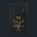 Country Cowboy Personalisierte Trauzeugen Monogram Geldbeutel Flaschenöffner<br><div class="desc">Personalisierte Geschenke für Trauzeugen mit alten Western Cowboy Thema. Dekoriert mit Cowboyhut mit Vintagem Western Schriftart. Text- und Hintergrundfarbe können mit dem Design-Tool bearbeitet werden,  um Ihren Bedürfnissen gerecht zu werden. Holen Sie sich dieses individuelles Geschenk für Hochzeiten,  Bachelor-Party,  Verlobungsfeier oder andere besondere Anlässe.</div>