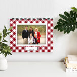Country Gingham Foto Calendar Kalender<br><div class="desc">Teilen Sie sich auf jeder Seite dieses Foto-Kalenders eine Erinnerung, ganz gerahmt von einem charmanten Gingham-karierten Hintergrund in saisonalen Farben für einen Country-Chic-Look. Personalisieren Sie die Vorderseite mit einem zusätzlichen Foto und Ihrem Familiennamen.</div>