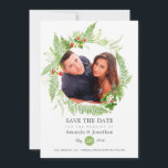 Country Greenery Foto Wedding Save The Date<br><div class="desc">Die grün-weiße Hochzeit speichert die Datumskarten mit Farne,  Wildblumen und Erdbeeren und einem halbgrünen Aquarellhintergrund.</div>