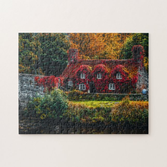 Country Hütte mit Red Vines Covering Zuhause (Horizontal)