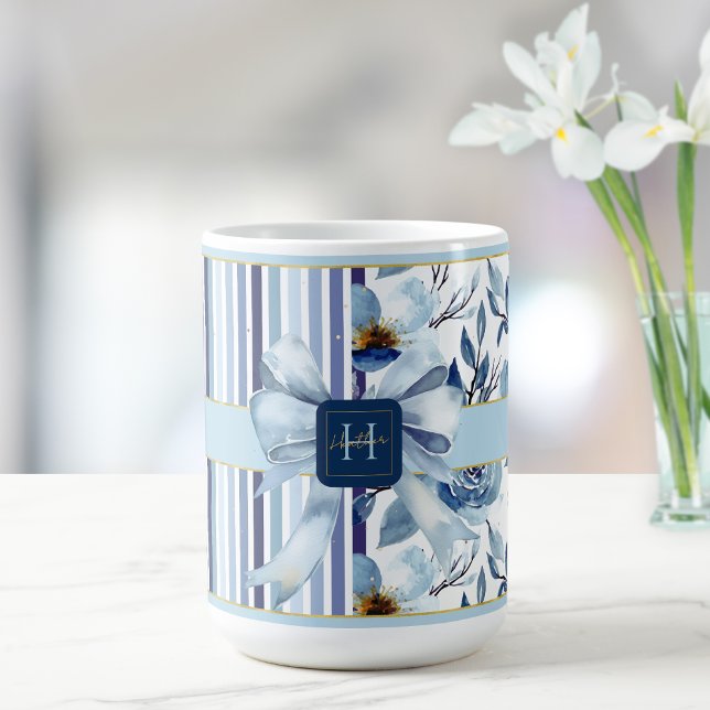 Country Hütte Monogram Blue White Floral Bow Kaffeetasse (Von Creator hochgeladen)