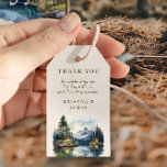 Country Lake Woodsy Waterfront Gefallen Geschenkanhänger<br><div class="desc">Gastgeschenk Hochzeit Tags. Dieses Design zeigt eine ruhige, waldreiche Uferpromenade, an der die Laternen am Rand eines glitzernden Sees warm leuchten. Große Zedern und Rotwälder umrahmen die Szene, ihre Reflexionen schimmern im Wasser als die Sonne Set im Hintergrund. Die Laternen schaffen ein Gefühl der ruhigen Intimität, perfekt, um den Zauber...</div>