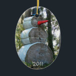 Country Snowman Ornament<br><div class="desc">In Florida schmelzen die Schneemänner nicht. Natürlich hilft es, dass sie aus Heu-Ballen, Straßenkegel und einem alten Eimer gemacht werden!</div>