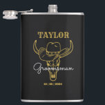 Country Wild West Cowboy Personalisierte Trauzeuge Flachmann<br><div class="desc">Personalisierte Geschenke für Trauzeugen mit alten Western Cowboy Thema. Dekoriert mit Cowboyhut mit Vintagem Western Schriftart. Text- und Hintergrundfarbe können mit dem Design-Tool bearbeitet werden,  um Ihren Bedürfnissen gerecht zu werden. Holen Sie sich dieses individuelles Geschenk für Hochzeiten,  Bachelor-Party,  Verlobungsfeier oder andere besondere Anlässe.</div>