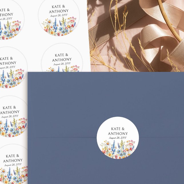 Country Wildblume Hübsche Blumenhochzeit Runder Aufkleber (Envelope seals / favor stickers from the Country Wildflower wedding collection by Darling & May)