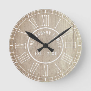 Country Wood White Roman Numbers Familienname Runde Wanduhr
