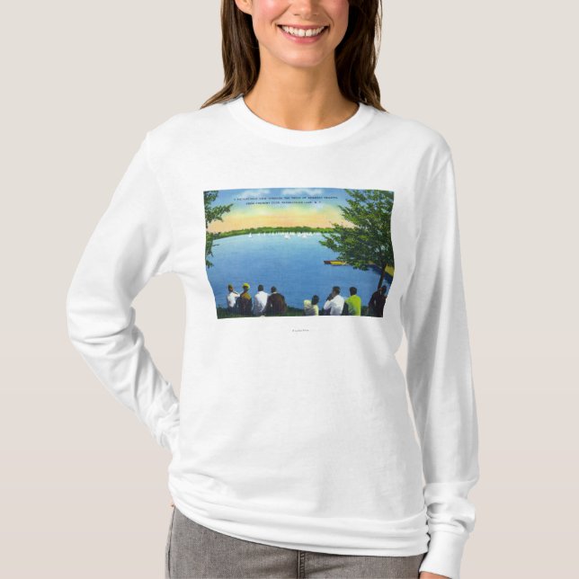 Countryklub-Ansicht von SegelbootRegatta auf See T-Shirt (Vorderseite)