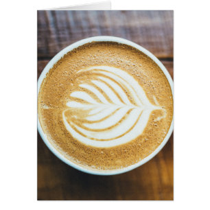 Coupe de latte de café avec mousse de forme feuill