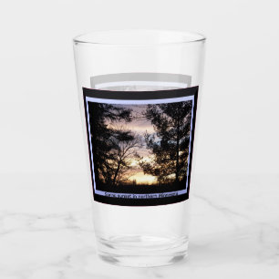 Coupe en verre de coucher de soleil printanier du