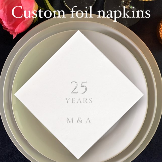 Coupels Initials 25. Jubiläum Party Silver Servietten Mit Folie (Add couple’s initials for elegant silver foil minimalistic napkins. Custom 25th anniversary party.
)