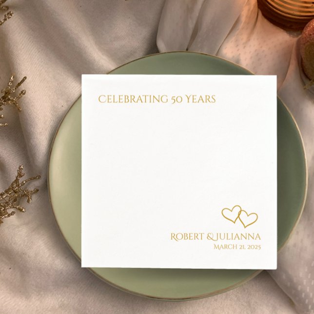 Coupels Namen Goldherzen 50 Jubiläum Party Serviette (Personalized couple's names and date, simple elegant golden hearts, 50th wedding anniversary napkin.)