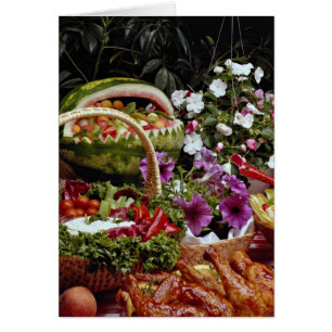 Couper le panier de fruits de pastèque avec des fl