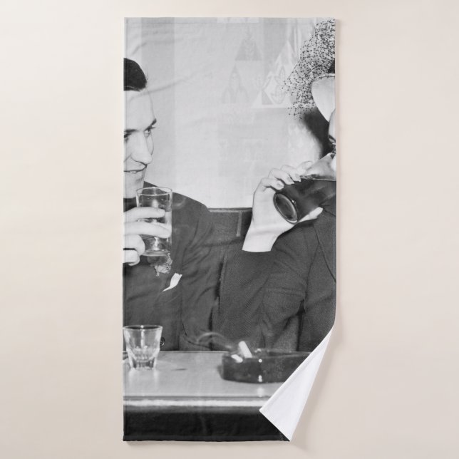 Couple assis ensemble dans un restaurant flirtant  (Serviette de bain)