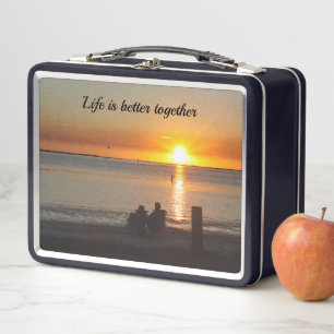Couple Assis Sur La Plage Au Lunch Box Le Coucher