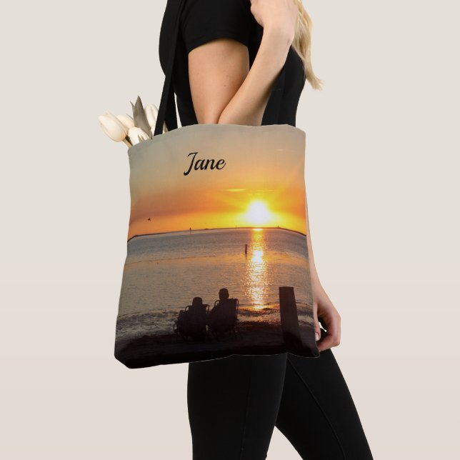 Couple Assis Sur La Plage Au Sac fourre-tout Du Co (De près)