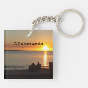 Couple Assis Sur La Plage Au Sunset Porte - clé