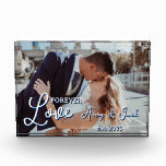 Couple Foto Romantic w/ Names<br><div class="desc">Schöne, romantische und moderne Fotovorlage mit Foto Ehepaar personalisieren mit Namen und etablierten Jahr, Perfekte Geschenke für Neuvermählte, Paare im Allgemeinen, um neue Zuhause, Jahrestage und Wiedersehen zu feiern.</div>