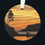 Couple & Hund Vivid Beach Sunset Silhouetten Ornament<br><div class="desc">Das silberfarbene Paar und sein Nachkommen bewundern einen atemberaubenden orangen und gelben Sonnenuntergang am Strand in Kalifornien,  umgeben von Bäumen und Bluffs an der Küste.</div>