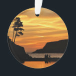 Couple & Hund Vivid Beach Sunset Silhouetten Ornament<br><div class="desc">Das silberfarbene Paar und sein Nachkommen bewundern einen atemberaubenden orangen und gelben Sonnenuntergang am Strand in Kalifornien,  umgeben von Bäumen und Bluffs an der Küste.</div>