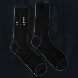Couple Initials Wedding Minimal Black Modern Chic Socken<br><div class="desc">Mit seiner zeitlosen schwarzen Farbe und dem schicken Design sind unsere Chic Socken eine raffinierte Wahl für jede Hochzeitsfeier. Sie dienen auch als bedeutungsvoller Sake,  den das Paar lange nach dem großen Tag pflegen kann.</div>