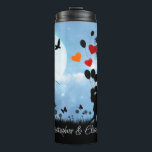 Couple Kissing Romantic Moonlight Personalisiert Thermosbecher<br><div class="desc">Ein Paar küsst Silhouette im Park mit Ballons,  Bäumen,  Vögeln,  Schmetterlingen,  Blume und Vollmond. Feiern Sie Liebe. Bereit,  mit den Namen eines Paares personalisiert zu sein oder die Namen zu löschen.</div>