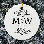 Couple Monogram Wedding Date Elegant Botanical Keramik Ornament<br><div class="desc">Fügen Sie Ihrer Einrichtung eine Touch Klasse mit diesem einzigartigen personalisierten Paar monogramm Anfangs-und Hochzeitstag botanischen Blätter Design. Moderner,  minimalistischer und einfacher Serif-Schriftart für ein raffiniertes Aussehen. Originelle Kunst von Nic Squirrell.</div>