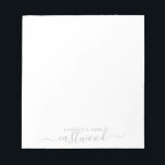 Couple Name Wedding Monogram Notizblock<br><div class="desc">Ein zartes, elegantes, weiches Licht und ein dunkelgraues Ehepaar nennen Monogramm in Vintager serifenloser Schrift, kontrastiert mit einem handgeschriebenen Schriftart. Elegantes Hochzeitsnotepad für frisch verheiratete oder langjährige Ehepartner. Vintage und moderne Stilelemente verbinden. Bestellen Sie größere Mengen für mehr Einsparungen.</div>