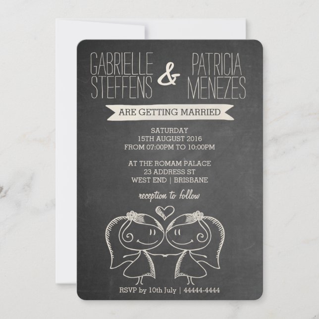 Couple on Chalkboard Lesbian Wedding Einladung (Vorderseite)