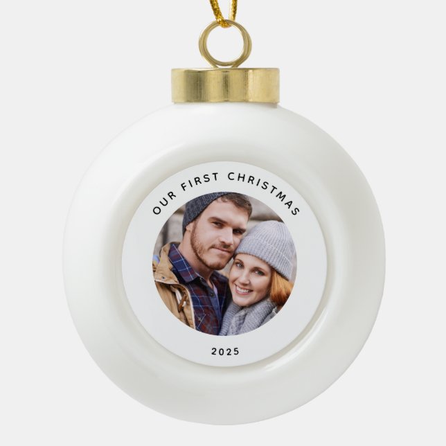 Couple Our First Christmas Foto Keramik Kugel-Ornament (Vorderseite)