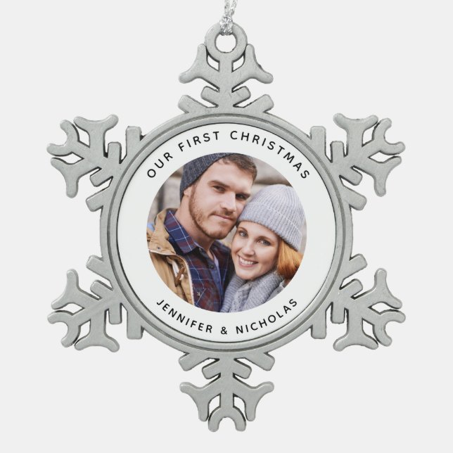 Couple Our First Christmas Foto Schneeflocken Zinn-Ornament (Vorderseite)