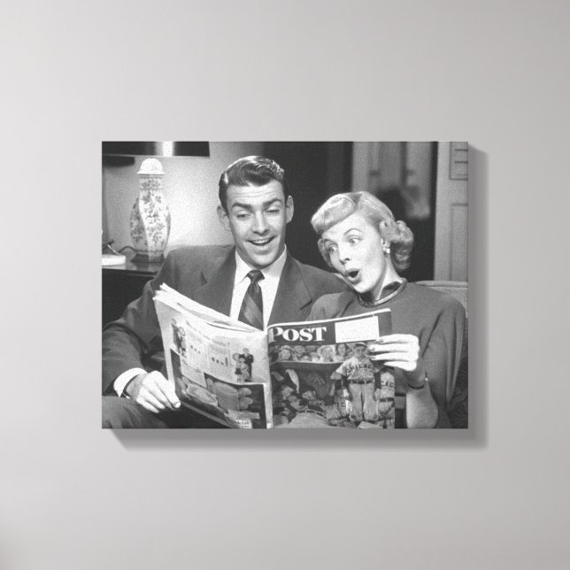 Couple Reading Magazine Leinwanddruck (Vorderseite)