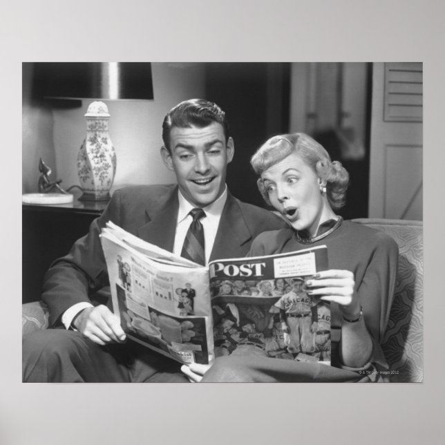 Couple Reading Magazine Poster (Vorne)