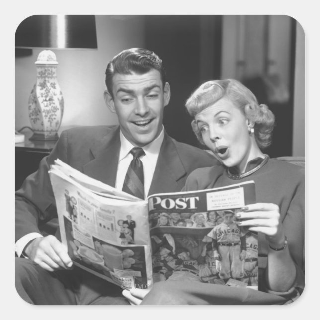 Couple Reading Magazine Quadratischer Aufkleber (Vorderseite)