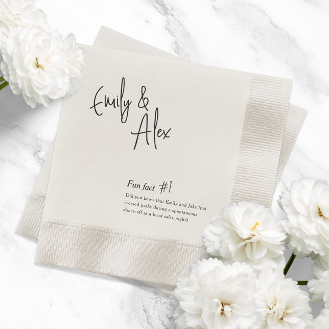 Couple Script Fun Facts Wedding Napkins Serviette (Von Creator hochgeladen)
