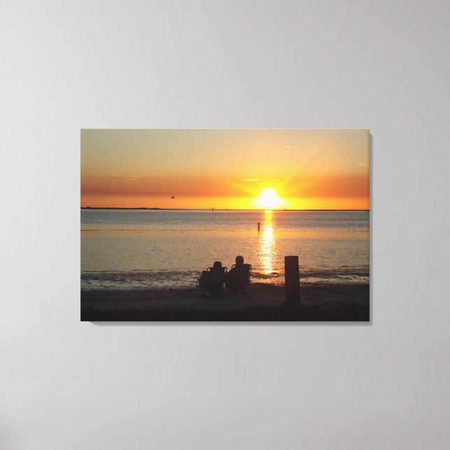 Couple Sit On Beach bei Sunset Canvas Print Leinwanddruck (Vorderseite)