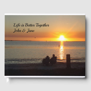 Couple Sit On Beach im Sunset Gästebuch